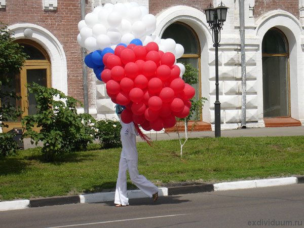 Летящая походка с воздушными шарами. Тень